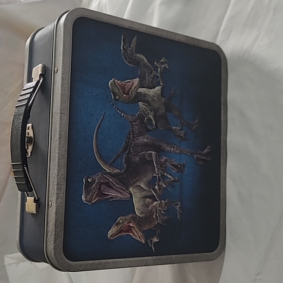 2FOR$40 Jurassic world lunch tin - Picture 2 of 3